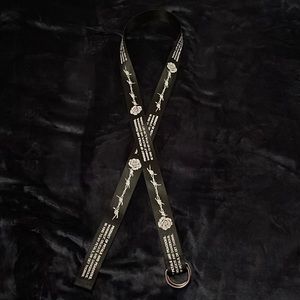 Edgy, rose patterned, double looped belt!